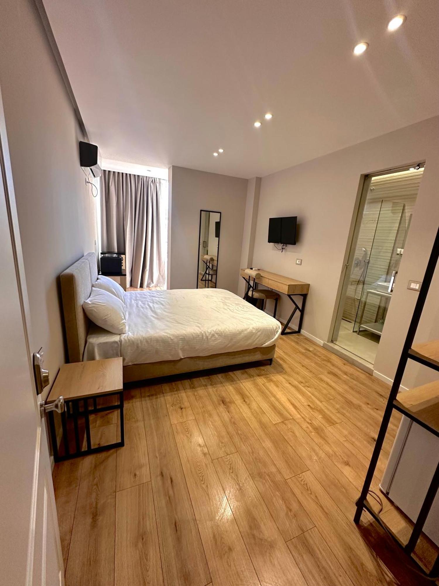 Amazon 8 Guesthouse Tirana Eksteriør billede